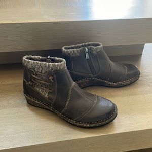 Aetrex Tessa Sweater Ankle Boot in Iron *Brand New in Box”
